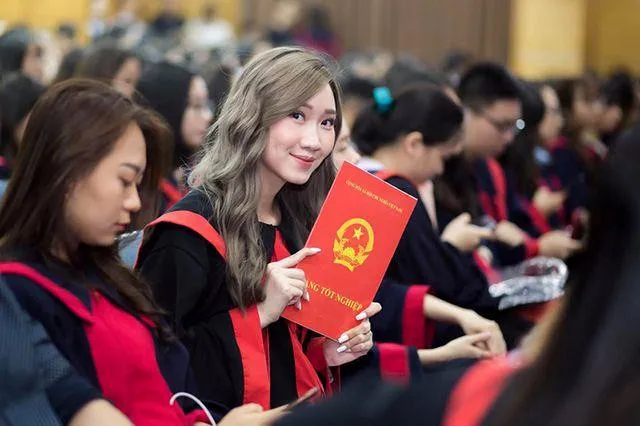Nữ sinh người Lào gốc Việt Alisa Sivilay chia sẻ các khoảnh khắc trong lễ tốt nghiệp của mình