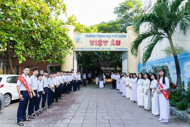 Trường THPT Việt Âu